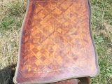 une table en bois posée dans l'herbe