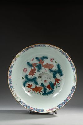 l'image d'une assiette ornée d'un motif floral