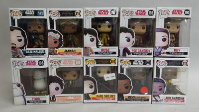 il y a beaucoup de figurines Pop Vinyl dans la boîte