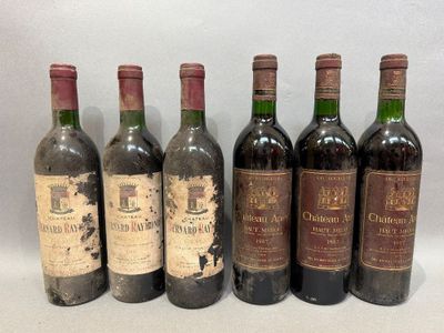 six bouteilles de vin sont alignées sur une table