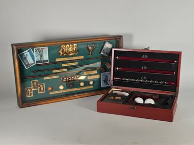 une boîte en bois contenant deux objets différents