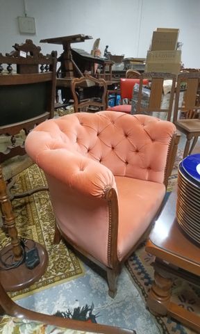Fauteuil corbeille garni de tissu velours rose. Déchirure et sali...