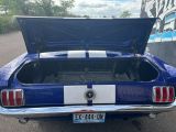 l'arrière d'une Mustang bleue garée sur un parking
