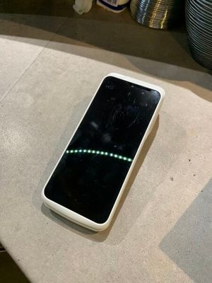 un téléphone portable posé sur une table
