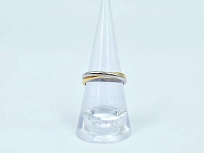 un cône en verre transparent surmonté d'un anneau doré