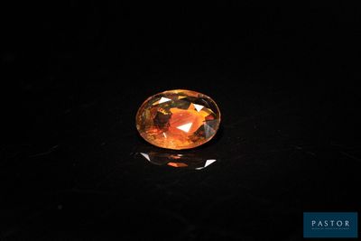 un saphir orange sur un fond noir