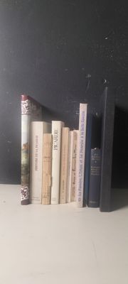 de nombreux livres qui sont rangés les uns à côté des autres sur une étagère