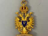 Gros plan sur une médaille d'or ornée d'une couronne