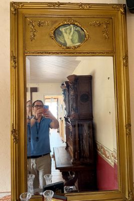 un homme se prenant en photo dans un miroir