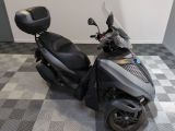 une moto garée sur un sol en damier