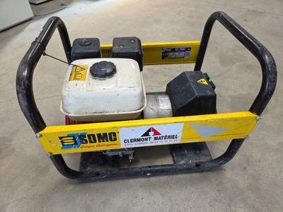 un gros plan sur un petit moteur monté sur un chariot dans un garage