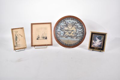 quatre photos encadrées et une horloge posées sur une table