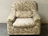 une chaise qui se trouve dans le coin d'une pièce