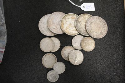beaucoup de pièces d'argent posées sur une table noire