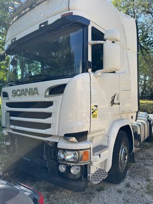 un camion blanc garé à côté d'une voiture