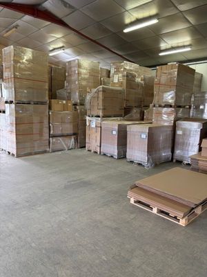 Stock d'environ 70% de produits finis destinés aux clients d…