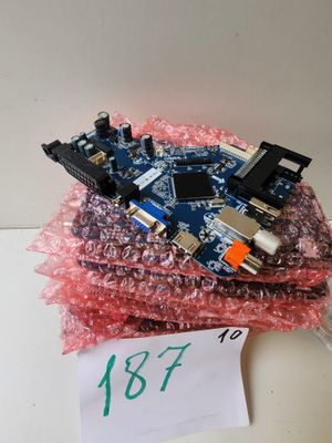 un tas d'appareils électroniques posé sur un tas de plastique