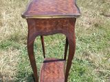 une vieille table en bois avec une étagère au milieu