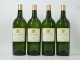 quatre bouteilles de vin sont alignées sur une surface blanche