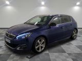 la voiture bleue est garée sur le sol en damier d'un garage