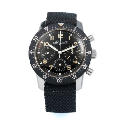 un gros plan d'une montre au cadran noir et au bracelet noir