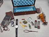 plusieurs objets posés ensemble sur une table