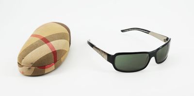 BURBERRY Paire de lunettes de soleil, avec leur étui