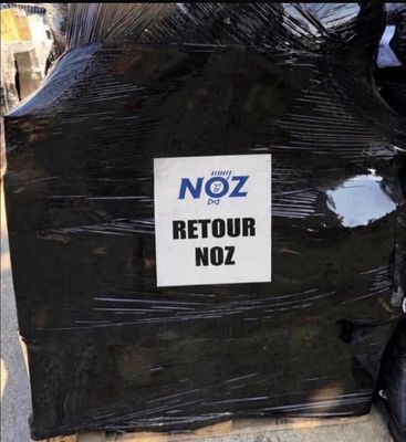 une affiche « noz » à l'arrière d'une poubelle noire