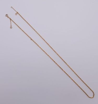 une paire de boucles d'oreilles à chaîne en or et un collier à chaîne en or