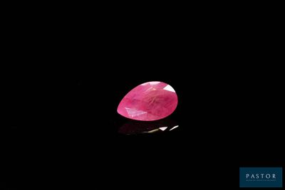 gros plan d'un diamant rose sur une surface noire