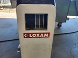 une machine qui se trouve dans un garage