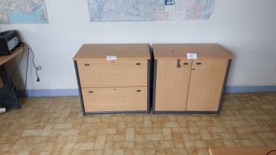 deux classeurs en bois dans une pièce où est accrochée une carte au mur