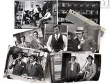 plusieurs photos en noir et blanc d'un homme en costume-cravate