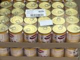 de nombreuses boîtes de conserve empilées les unes sur les autres