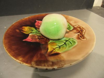 une assiette posée sur une table, sur laquelle se trouve un œuf vert