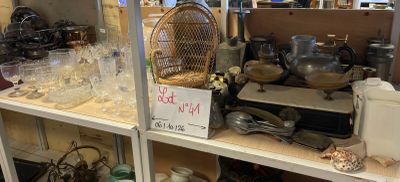 une étagère sur laquelle sont disposés de nombreux objets différents