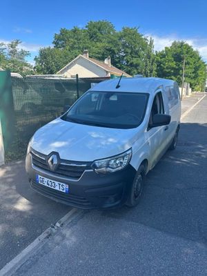 une camionnette blanche garée sur le bord de la route, près d'une clôture