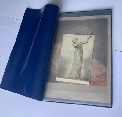 un livre bleu sur lequel figure la photo d'une femme