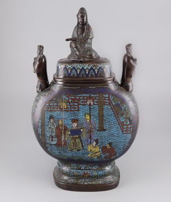 une image représentant un vase bleu et noir orné de motifs