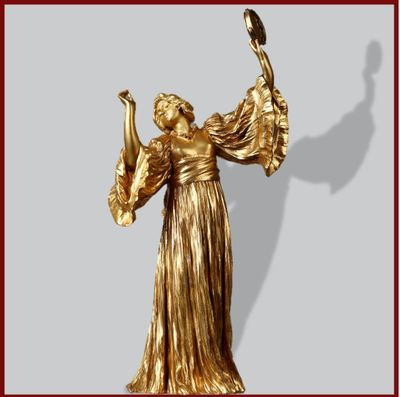 statue en or représentant une femme tenant un oiseau dans sa main droite
