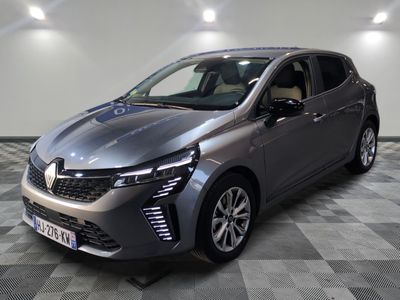 la voiture grise est garée sur le sol en damier d'un garage