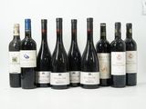 plusieurs bouteilles de vin sont alignées sur une surface blanche