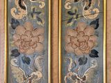 paire de tentures murales chinoises anciennes ornées de motifs floraux bleus et dorés