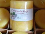 des bougies dans une boîte, munies d'étiquettes, posées sur une table