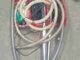 un tuyau raccordé à une machine posée au sol