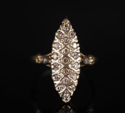 une bague en or et diamants sur une surface noire