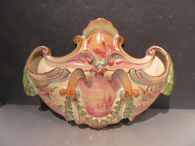 un vase posé sur une table à fond noir
