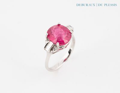 une bague en or blanc 18 carats sertie d'une tourmaline rose et de diamants