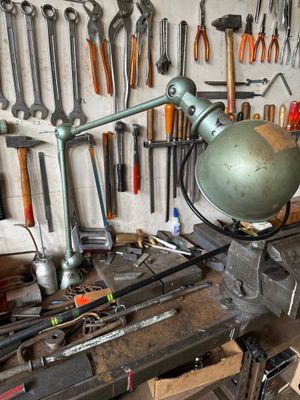 de nombreux outils accrochés au mur d'un atelier