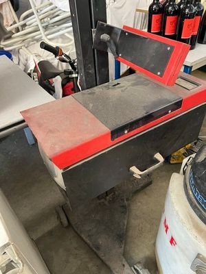une machine posée sur une table dans une pièce